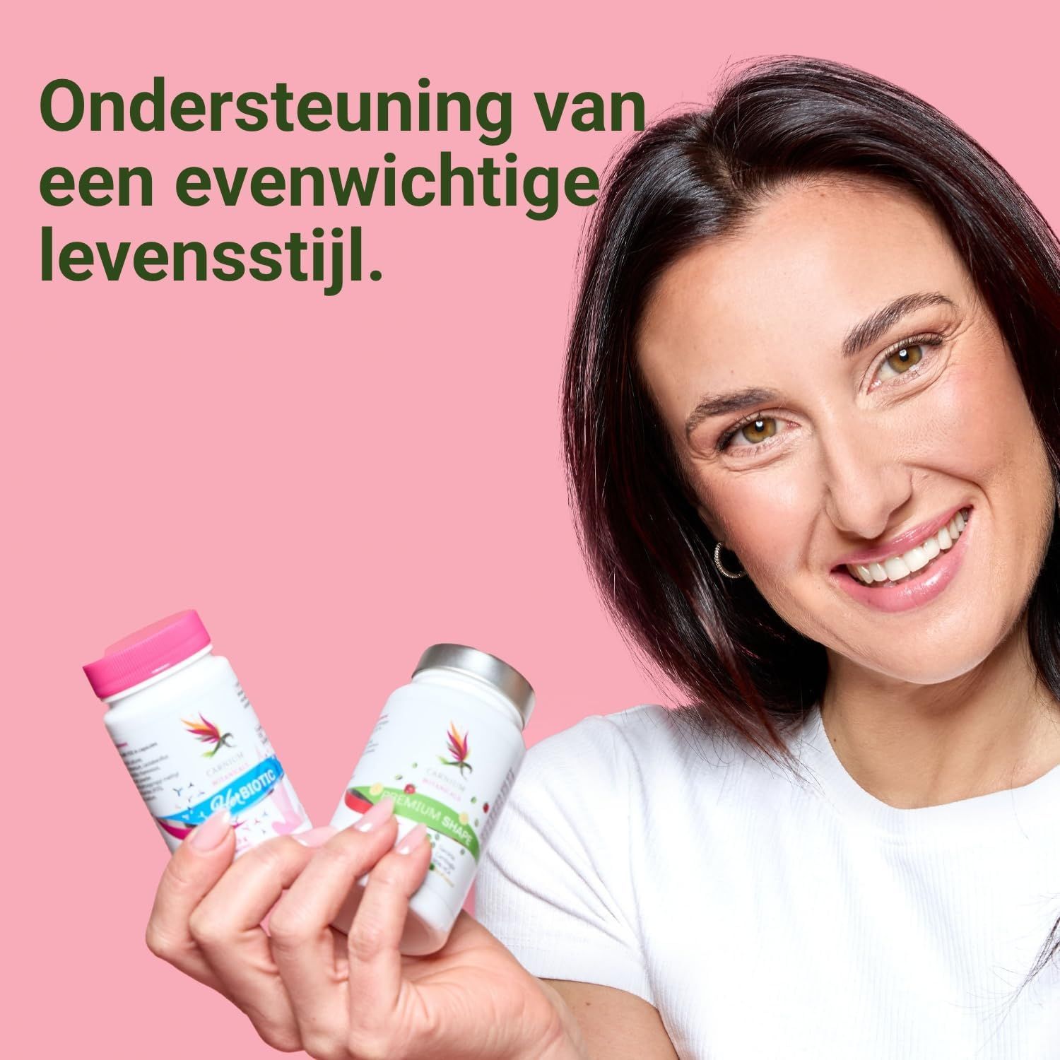 Flesjes Carnium Botanicals Premium Shape, vastgehouden door handen, met kenmerken.