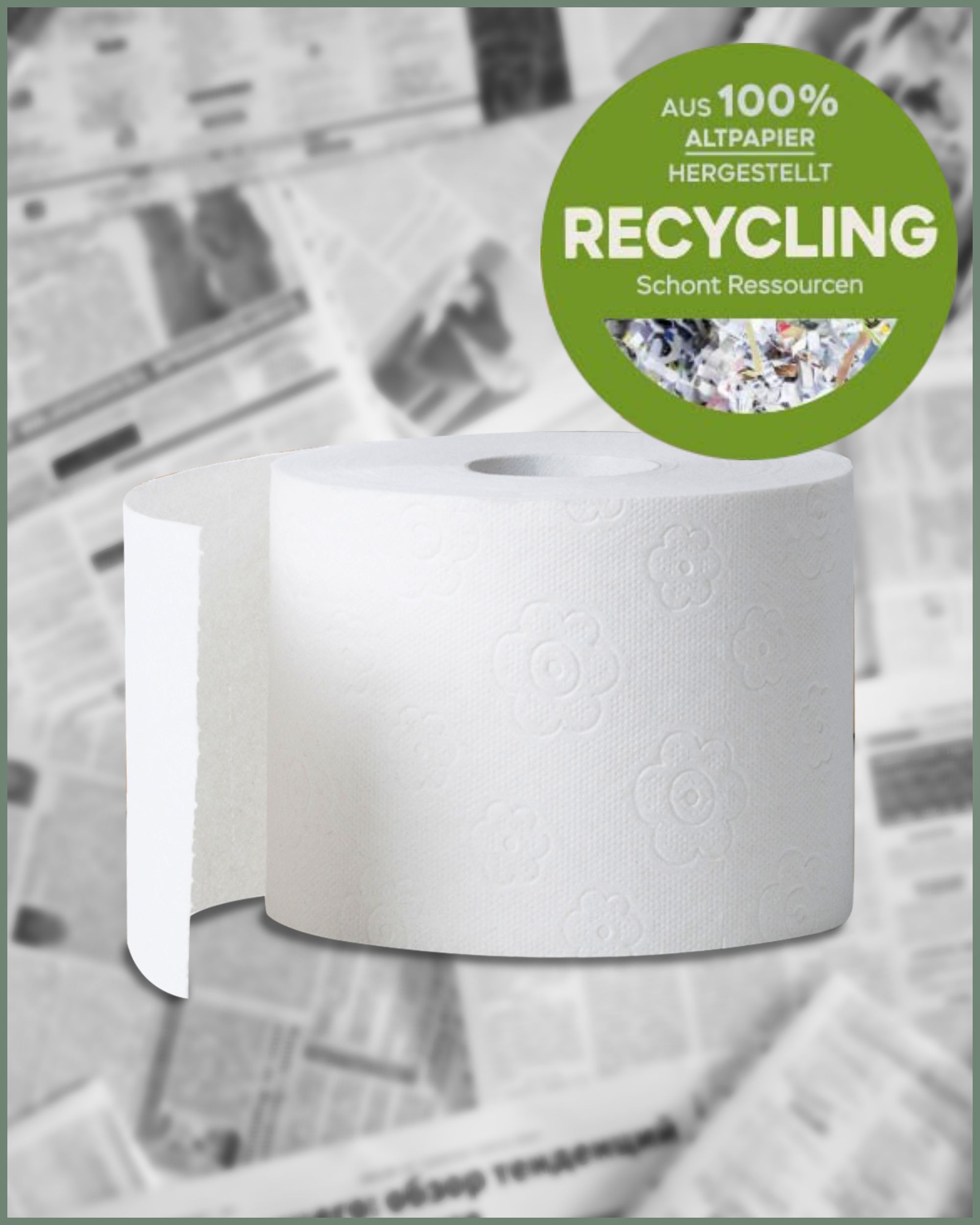 Toiletpapierrol met recyclinglogo. Groen-wit logo met tekst. Achtergrond met krantenknipsels.