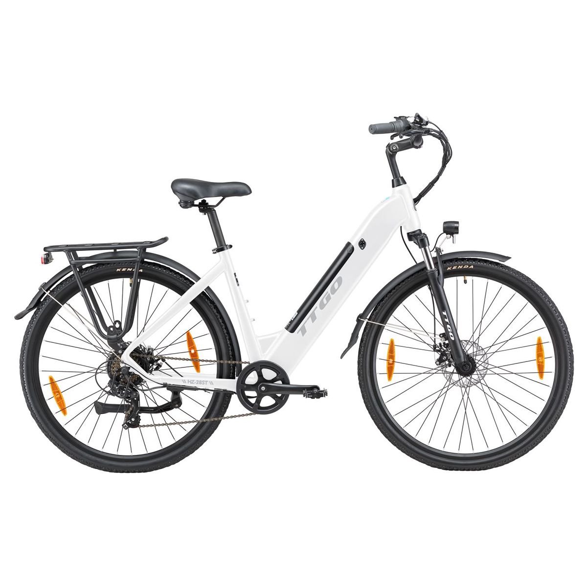 Vélo électrique blanc avec composants noirs. Logo TTGO sur le cadre. Porte-bagages, garde-boue et pneus Kenda.