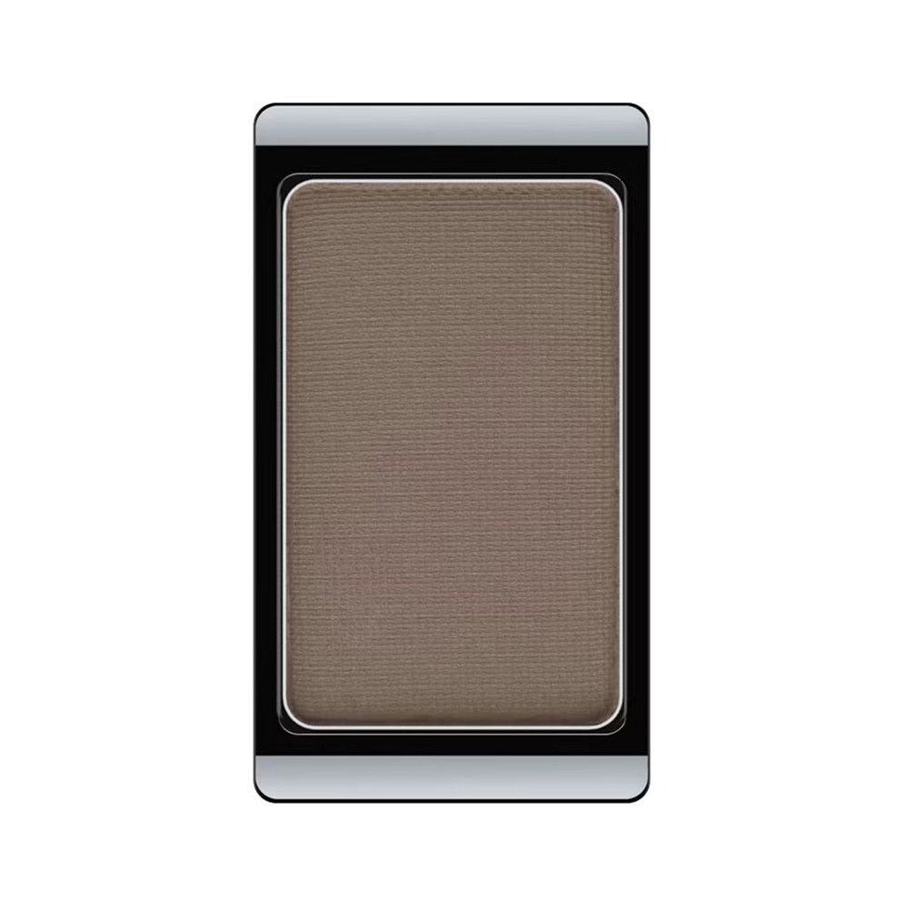 Wenkbrauwpoeder in rechthoekige verpakking. Kleur: Medium. Zwarte rand, zilveren omlijsting. Poeder in bruin. Bovenaanzicht.