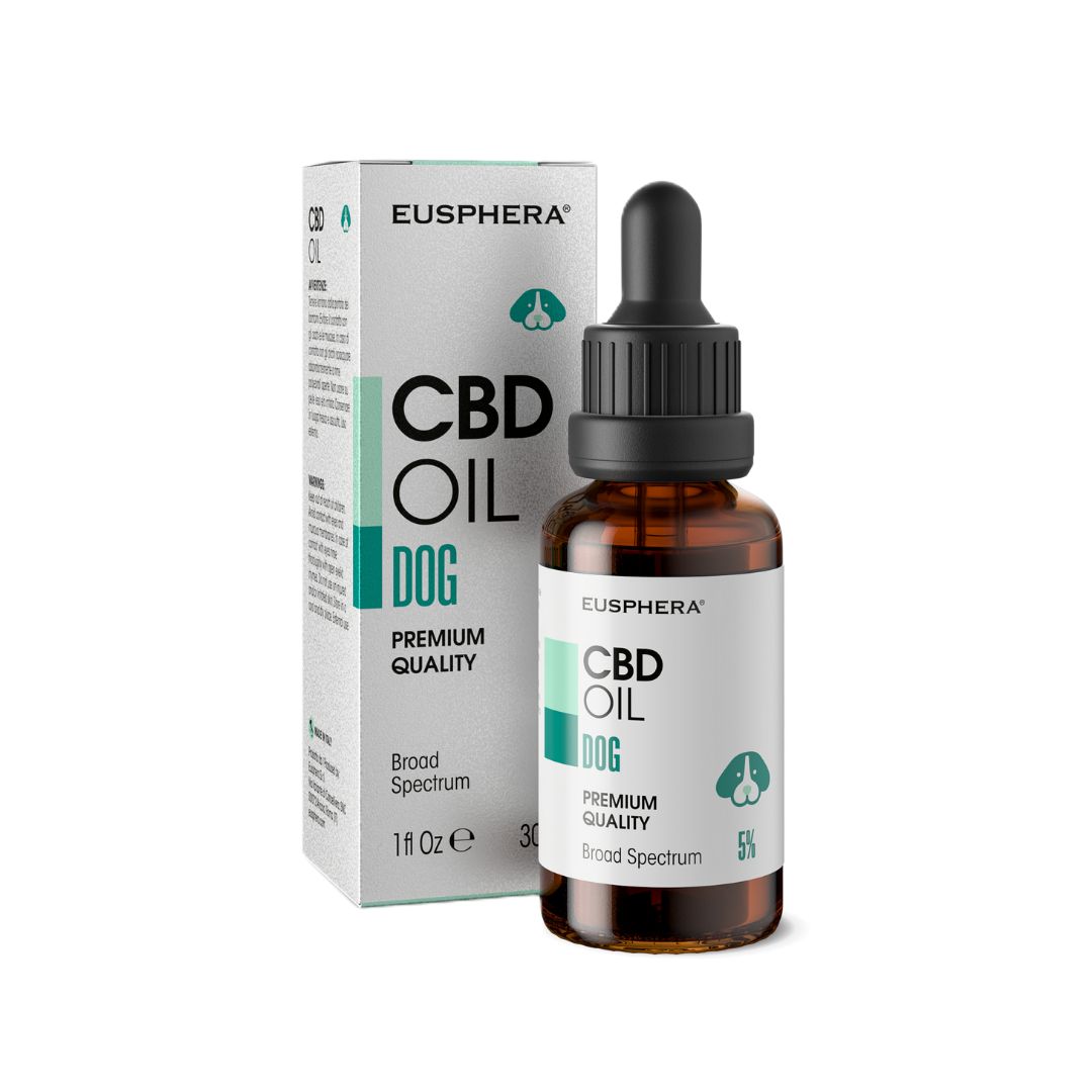Bruine fles met druppelaar en verpakking. Opschrift: CBD OIL DOG, Premium Quality, Broad Spectrum, 5%.