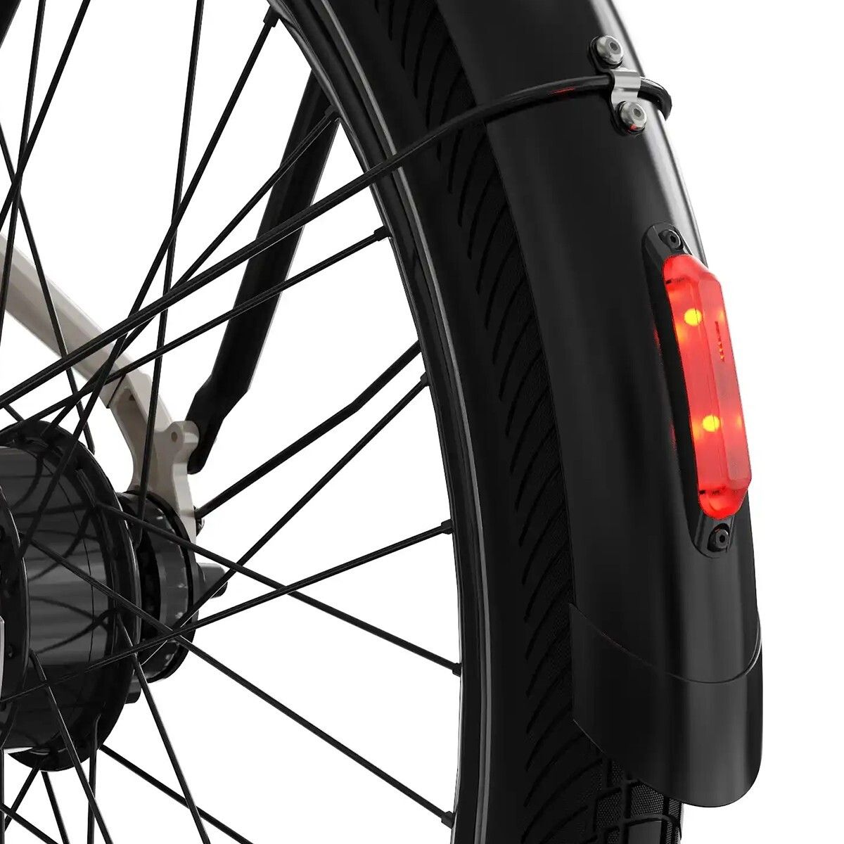 Achterlicht op een zwart spatbord. Rood licht. Zwarte band en spaken op de achtergrond.