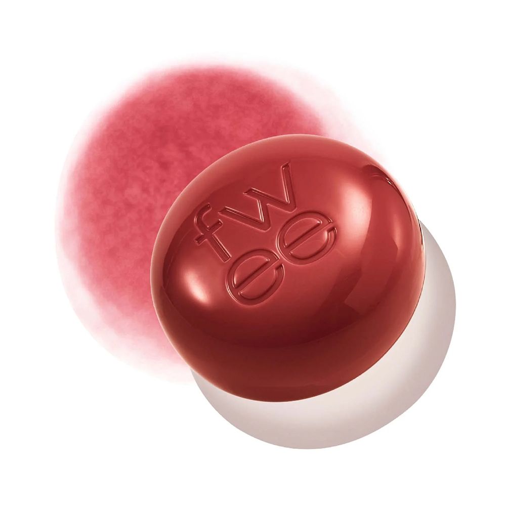 Ronde container met rood lip- en wangproduct, logo "fw ee".