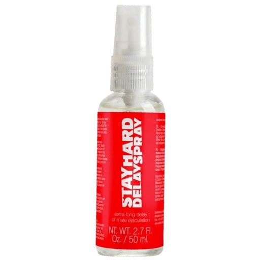 Transparante sprayfles met rood etiket. Opschrift: STAY HARD DELAYSPRAY. Bevat 50 ml. Extra lange vertraging van mannelijke ejaculatie.