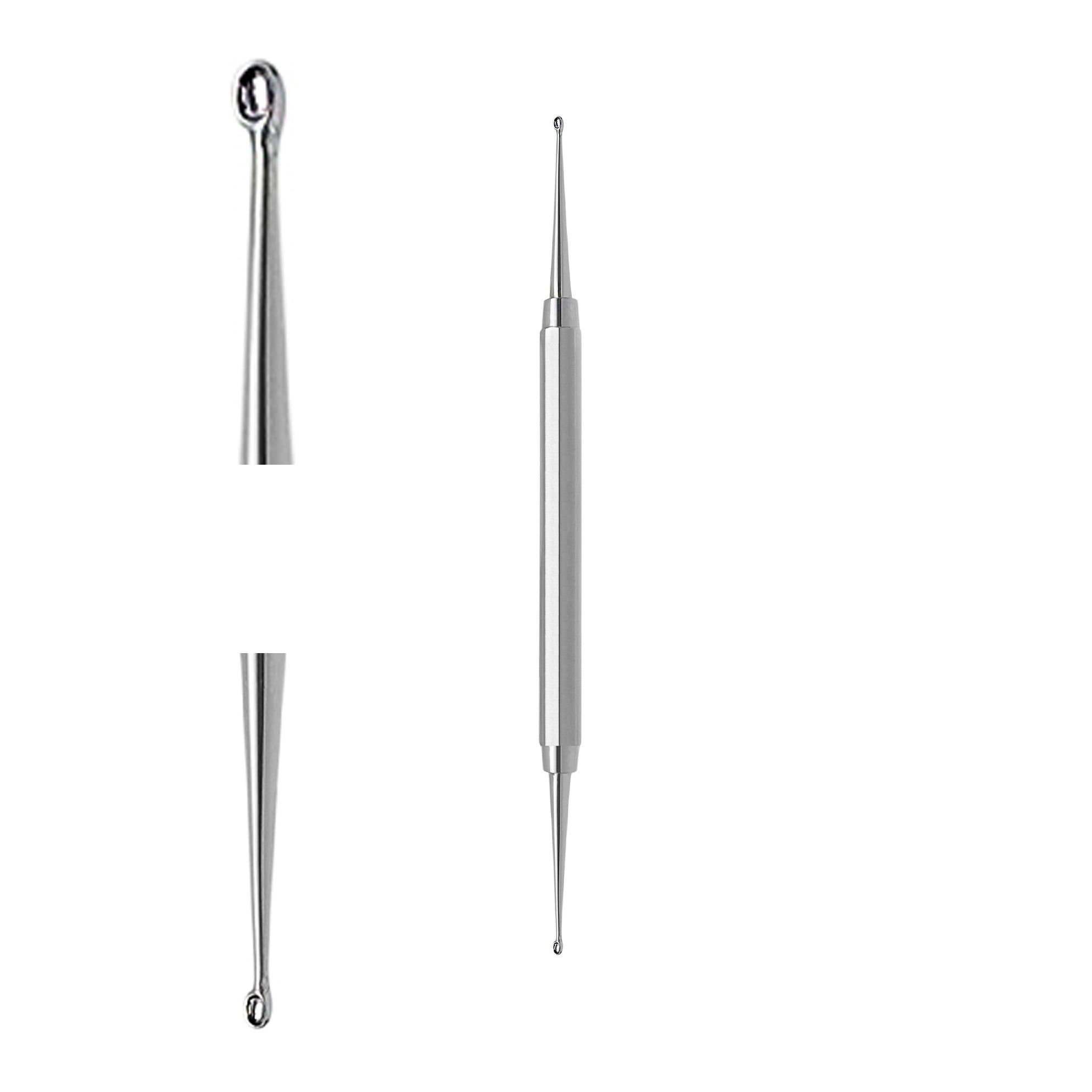 Dubbelzijdige comedonenverwijderaar van metaal. Eén kant met lus, de andere puntig. Afzonderlijke onderdelen.