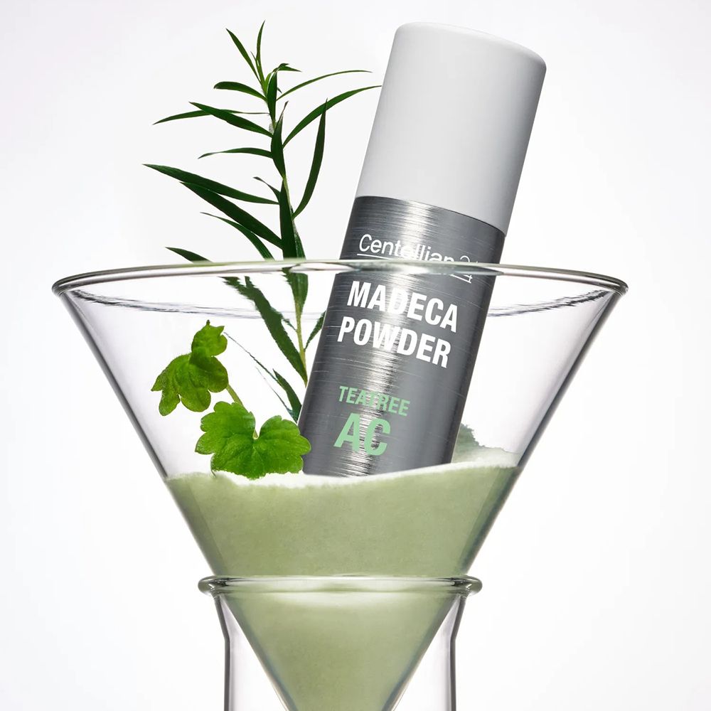 Centellian24 Madeca Powder TeaTree AC fles in een glas met poeder en planten.
