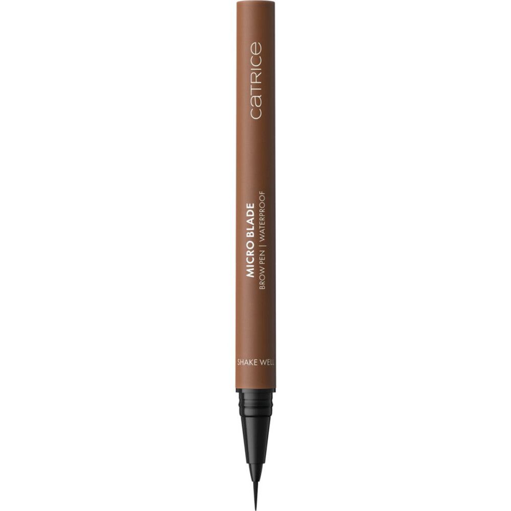 Bruine pen met zwarte punt. Opschrift: Catrice, Micro Blade Brow Pen | Waterproof.