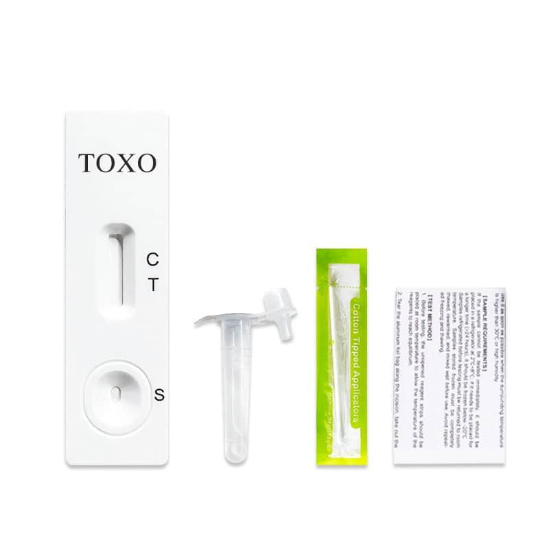 Een Toxoplasma gondii antigeen sneltestkit met testcassette, monsterbuisje, applicator en instructies.