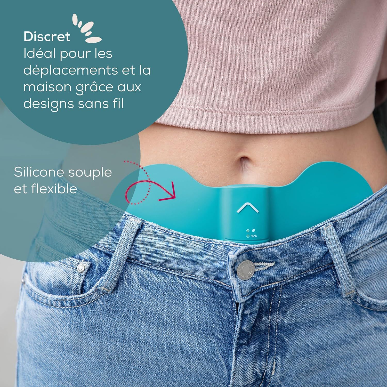 Dispositif flexible en silicone bleu sarcelle avec symboles de flèche, porté sur l'abdomen d'une personne sous un haut rose et un jean bleu.