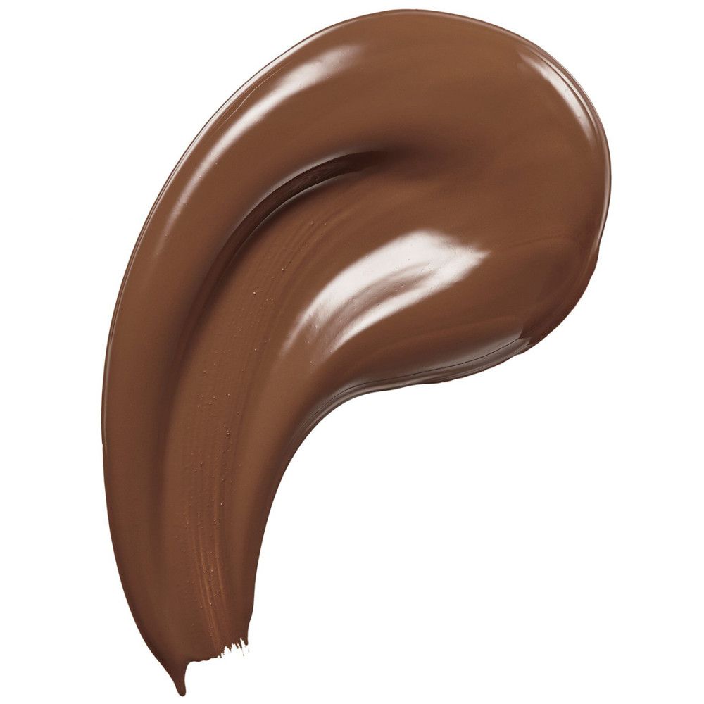 Bruine foundationvlek. Glanzende textuur. Geen verpakking of label zichtbaar.