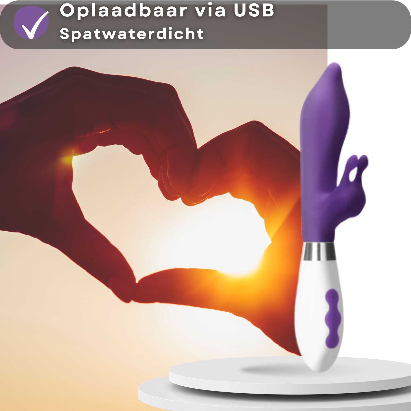 Paarse vibrator met konijnenoren, 21 cm, 3,5 cm diameter. Op voetstuk. Afmetingen aangegeven.