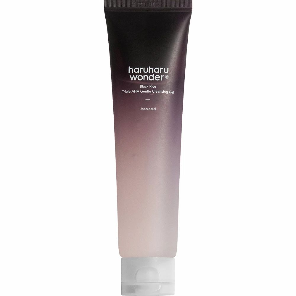 Tube met zwarte dop en witte sluiting. Opschrift: Haruharu Wonder Black Rice Triple AHA Gentle Cleansing Gel. Kleurverloop van zwart naar roze.