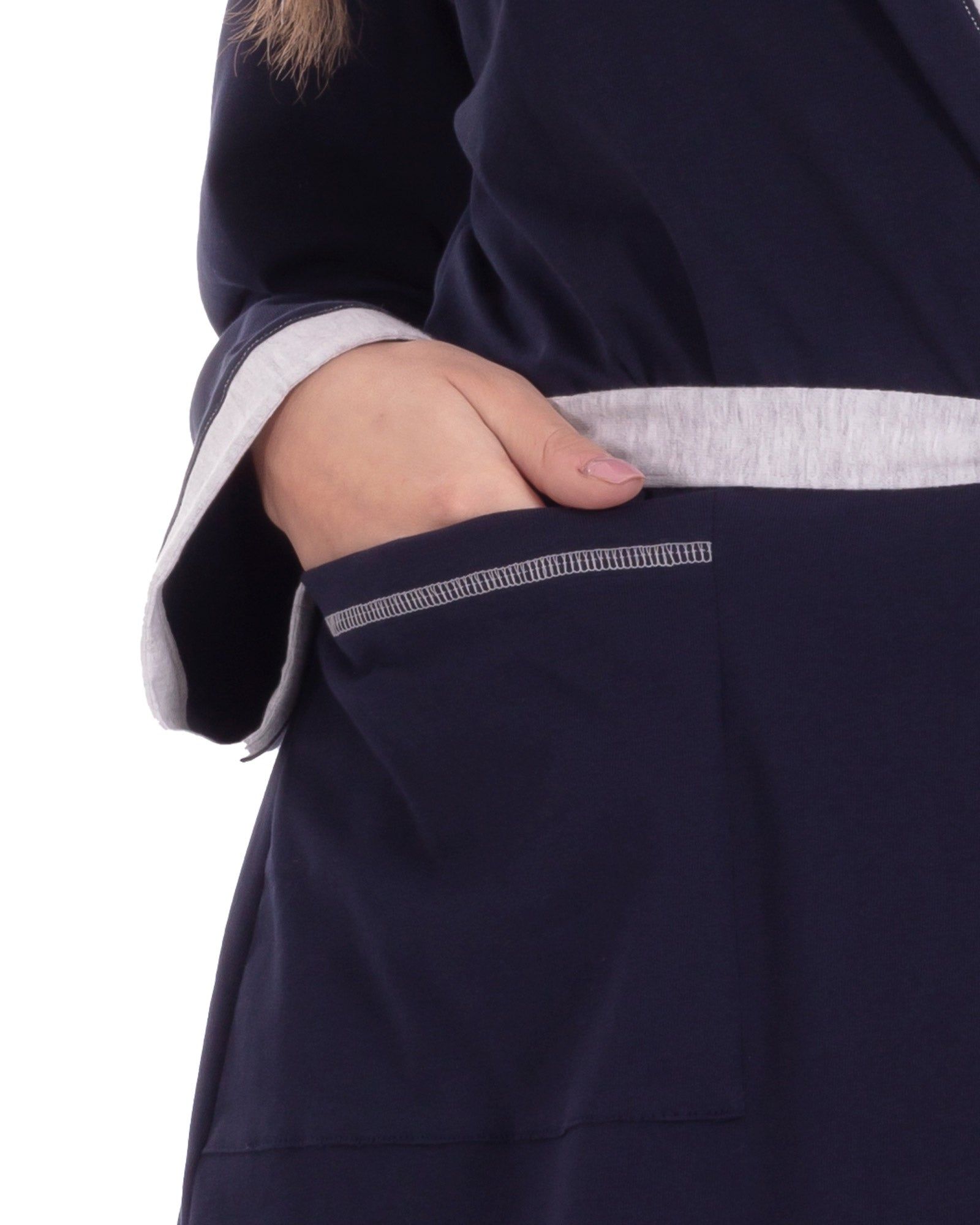 Gros plan : poche du peignoir bleu en coton bio. Liseré et couture gris.