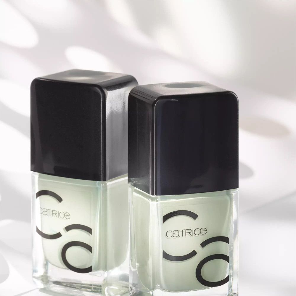 Deux flacons de vernis à ongles avec bouchon noir. CATRICE est écrit sur les flacons.