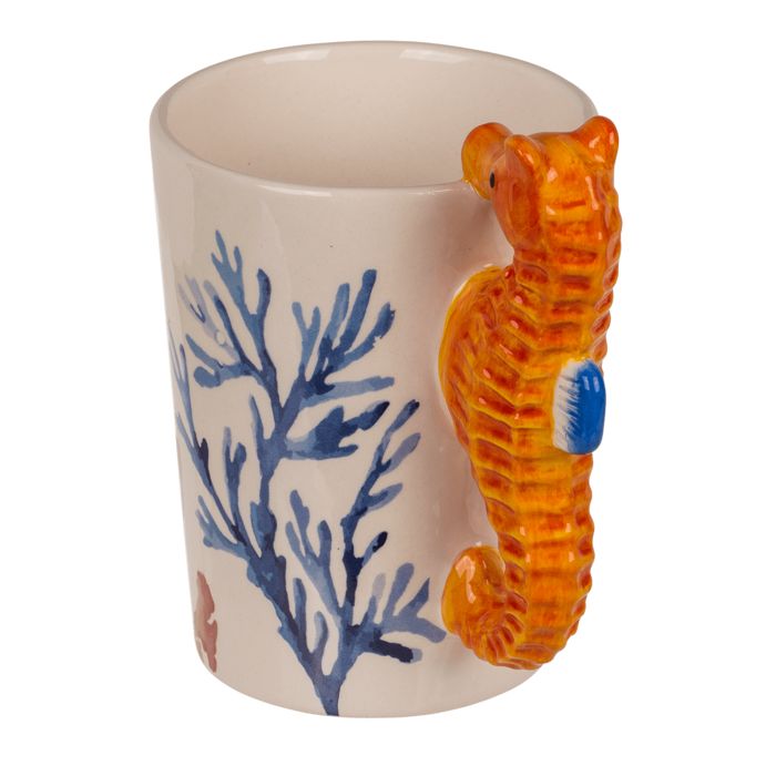 Beker met zeepaardje handvat. Wit, met blauwe en rode koraalmotieven. Het handvat is een oranje zeepaardje.