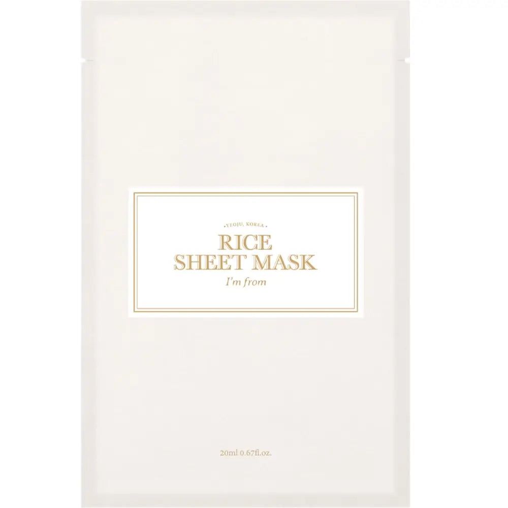 Masque en tissu au riz dans un sachet blanc. Texte : Rice Sheet Mask, i'm from. 20ml.