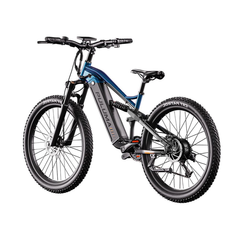 Blauw-zwarte elektrische fiets. Merk PULUMA, brede banden, vering, schijfremmen.
