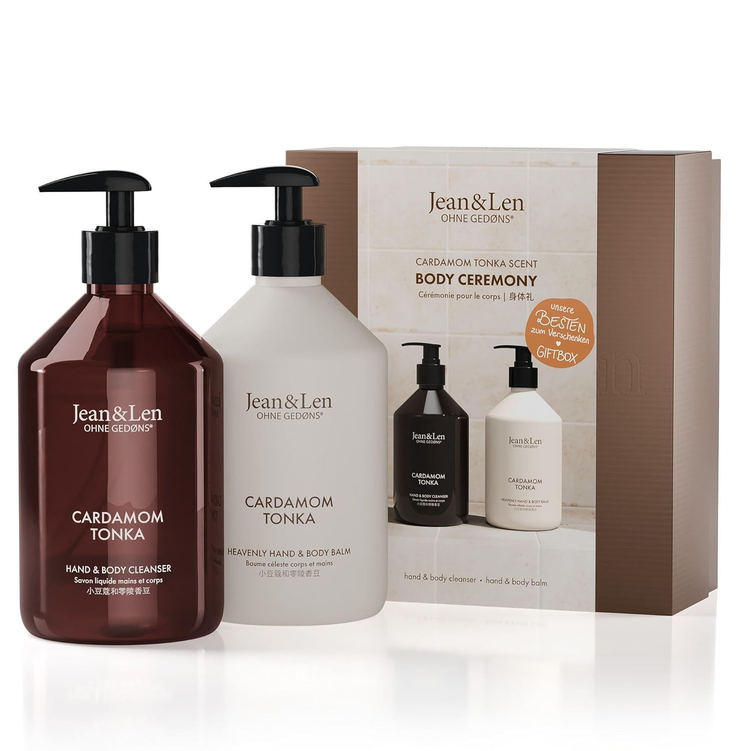 Geschenkset met twee flessen: hand- en lichaamsreiniger en body balm. Zwarte pompen. Kartonnen verpakking met productafbeelding.