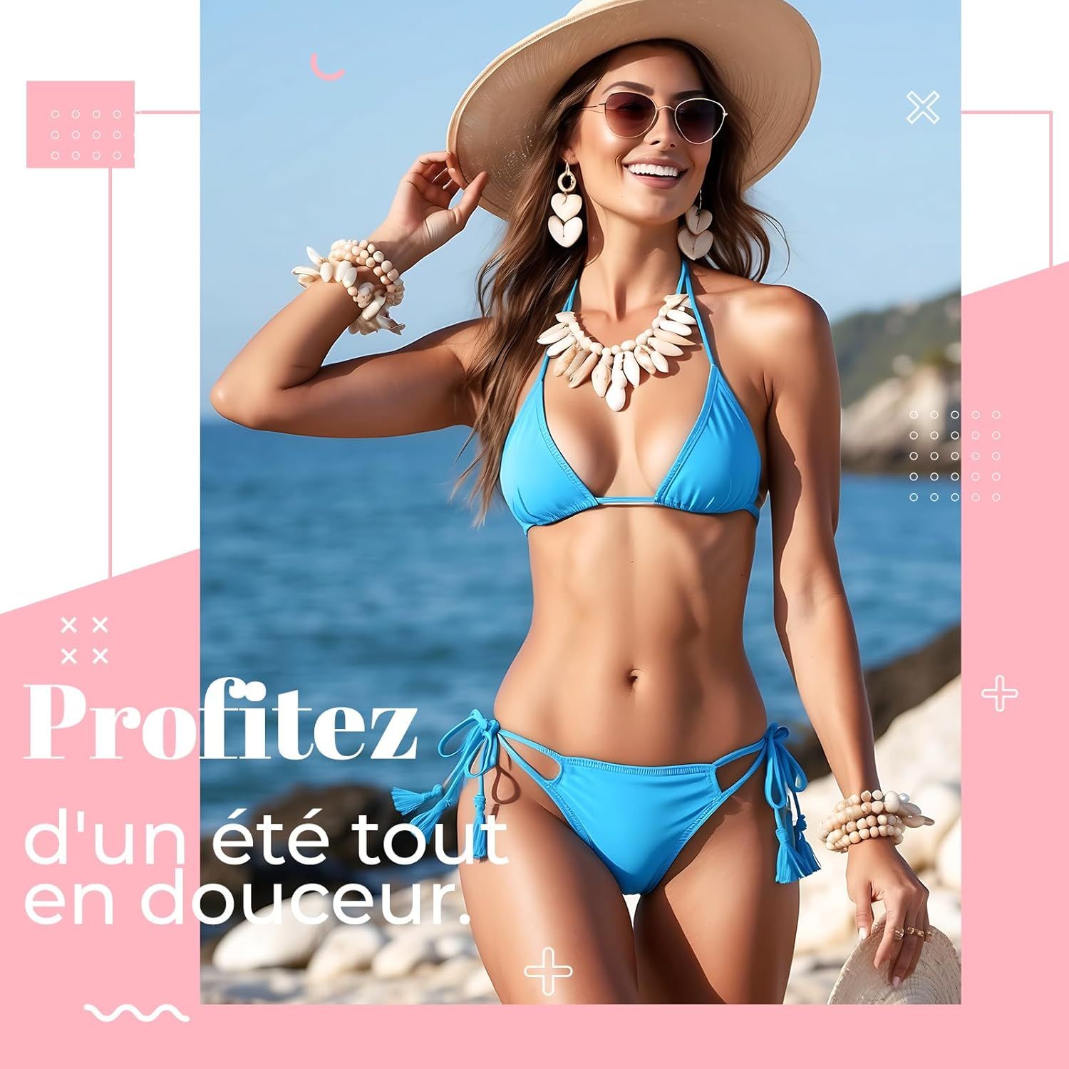 Femme en bikini bleu avec chapeau et bijoux sur la plage.