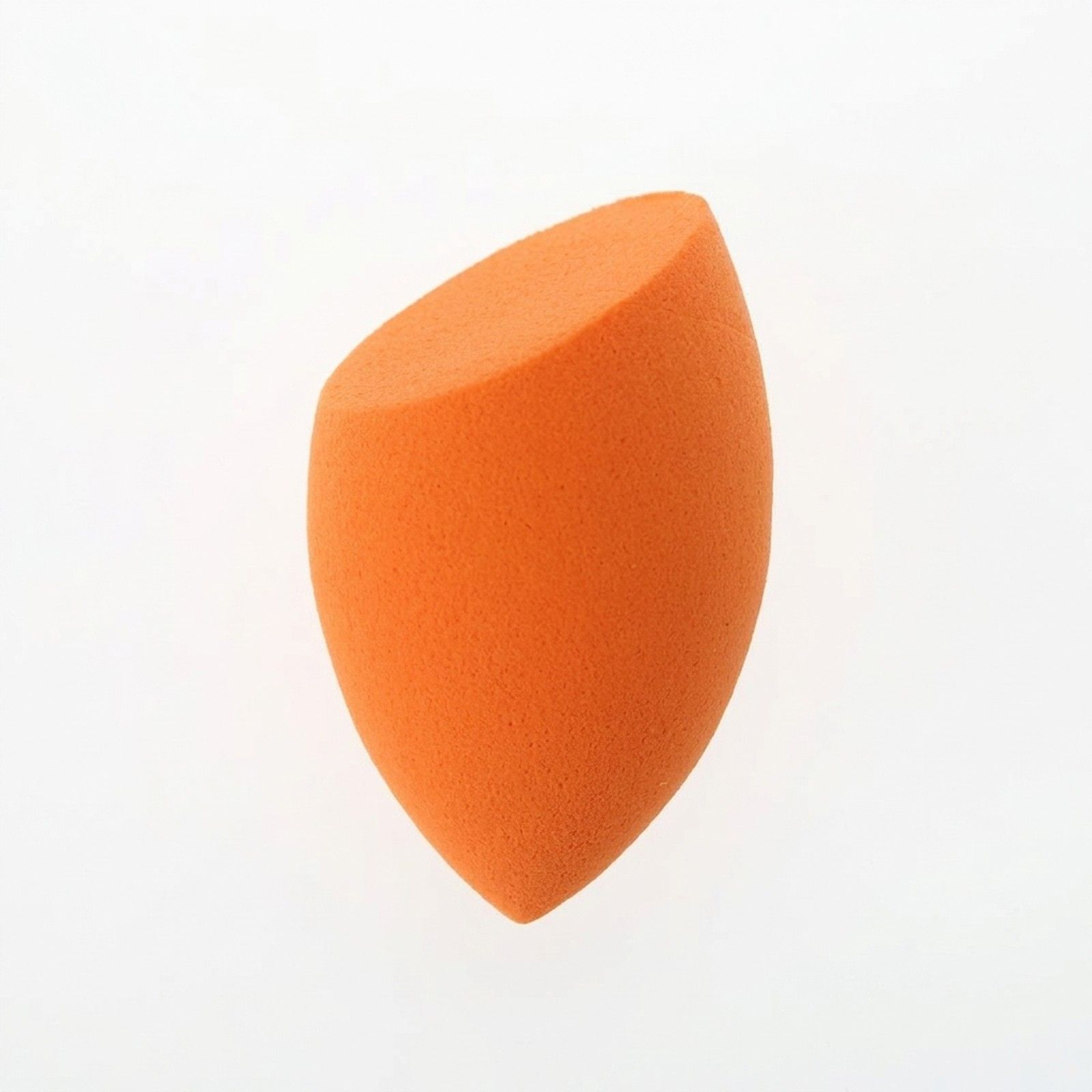 Éponge de maquillage orange avec une pointe biseautée.