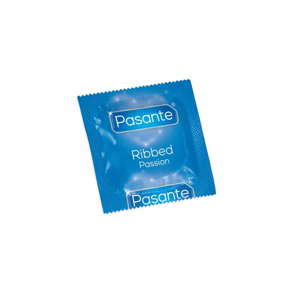 Préservatif Pasante Ribbed Passion emballé en sachet bleu. Logo Pasante. Surface côtelée. Emballage carré.