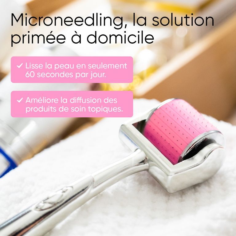 Rouleau CIT Face Roller avec rouleau rose sur serviette blanche, texte sur le microneedling.