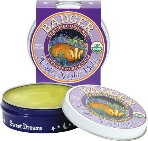 Geopende pot met gele balsem, daarnaast deksel en verpakking. Opschrift "BADGER Night-Night Balm". USDA Organic zegel. Pot met "Sweet Dreams".