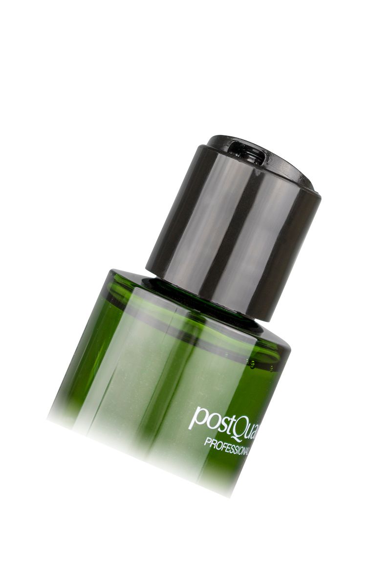 Groene glazen fles met zwarte dop. Opschrift: Postquam Professional. Olive Oil.