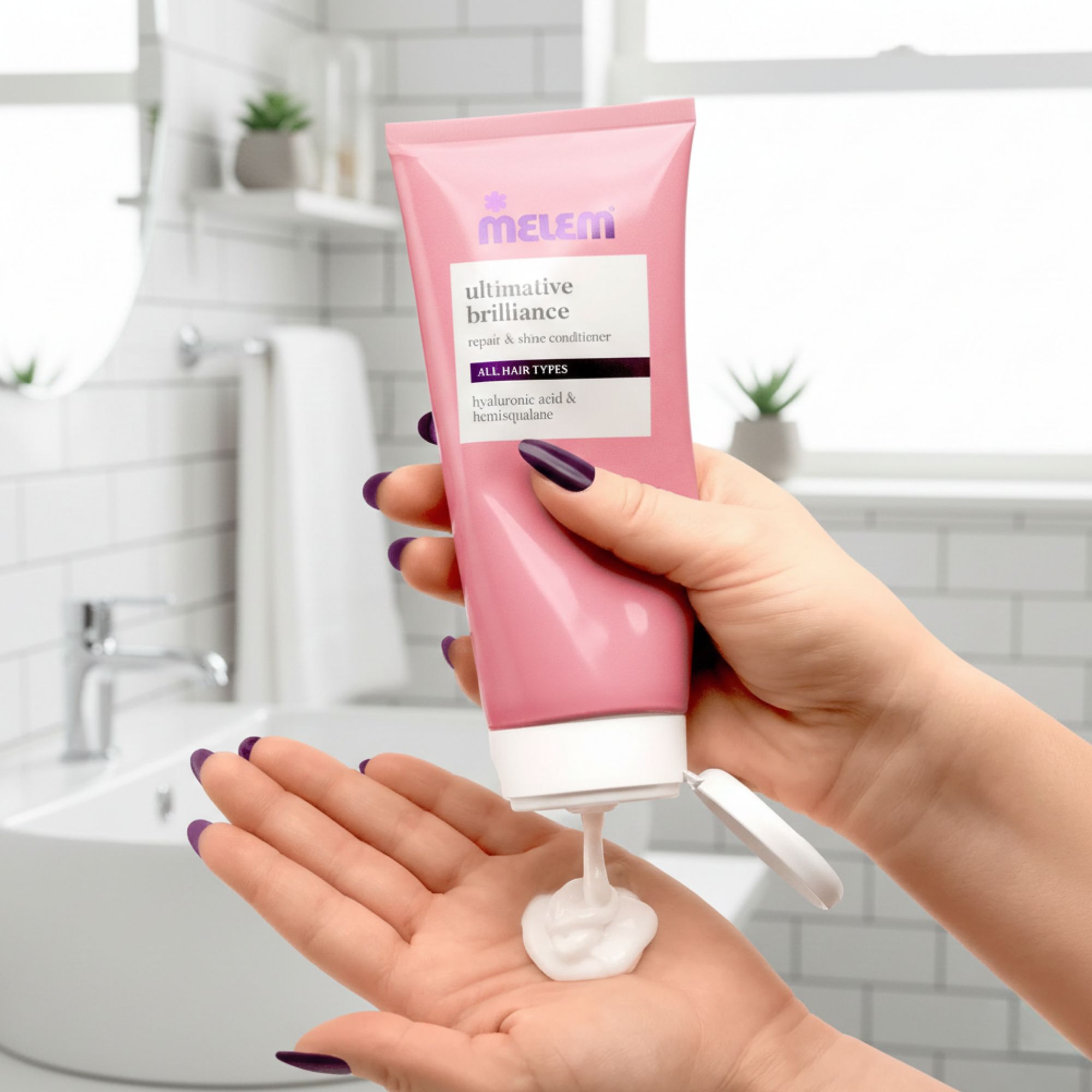 Roze tube met witte dop. Product wordt in de hand gedrukt. Opschrift: Melem, ultieme glans, herstel & glans conditioner.