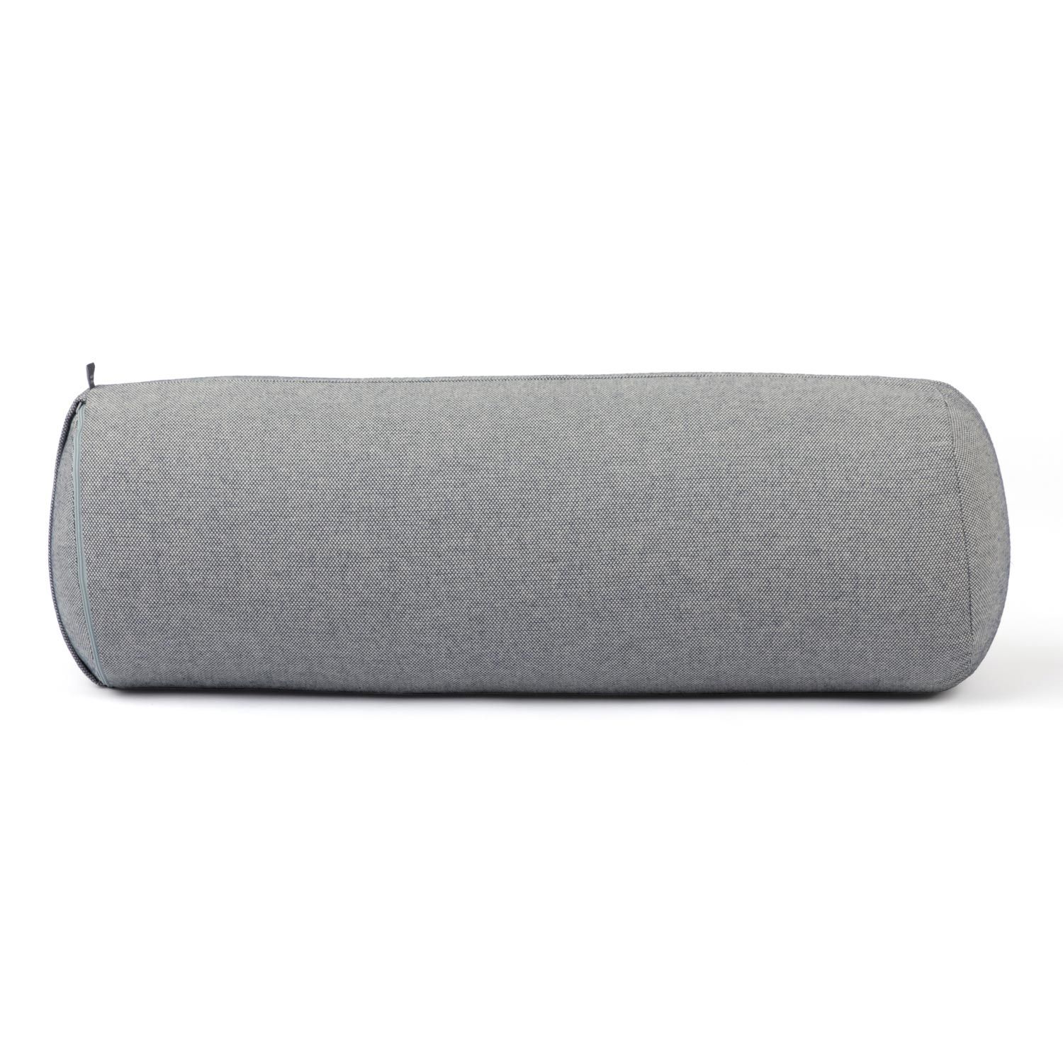 Grijze yoga bolster. Cilindrische vorm, stoffen hoes. Op witte achtergrond.