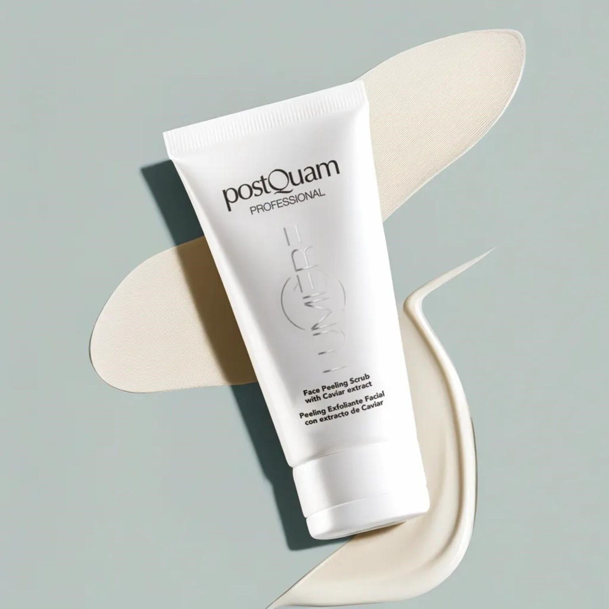 Witte tube met productnaam en tekst. Op lichte achtergrond met crèmekleurige strepen. Tekst: Face Peeling Scrub with Caviar extract.