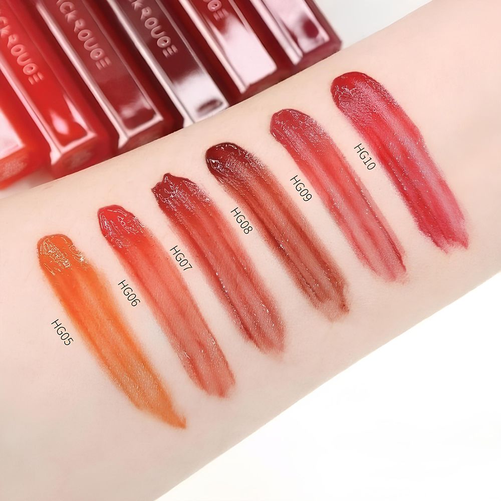 Bras avec six échantillons de couleurs pour les lèvres. Codes couleurs HG05 à HG10. Différentes nuances de rouge. Nom du produit non visible.