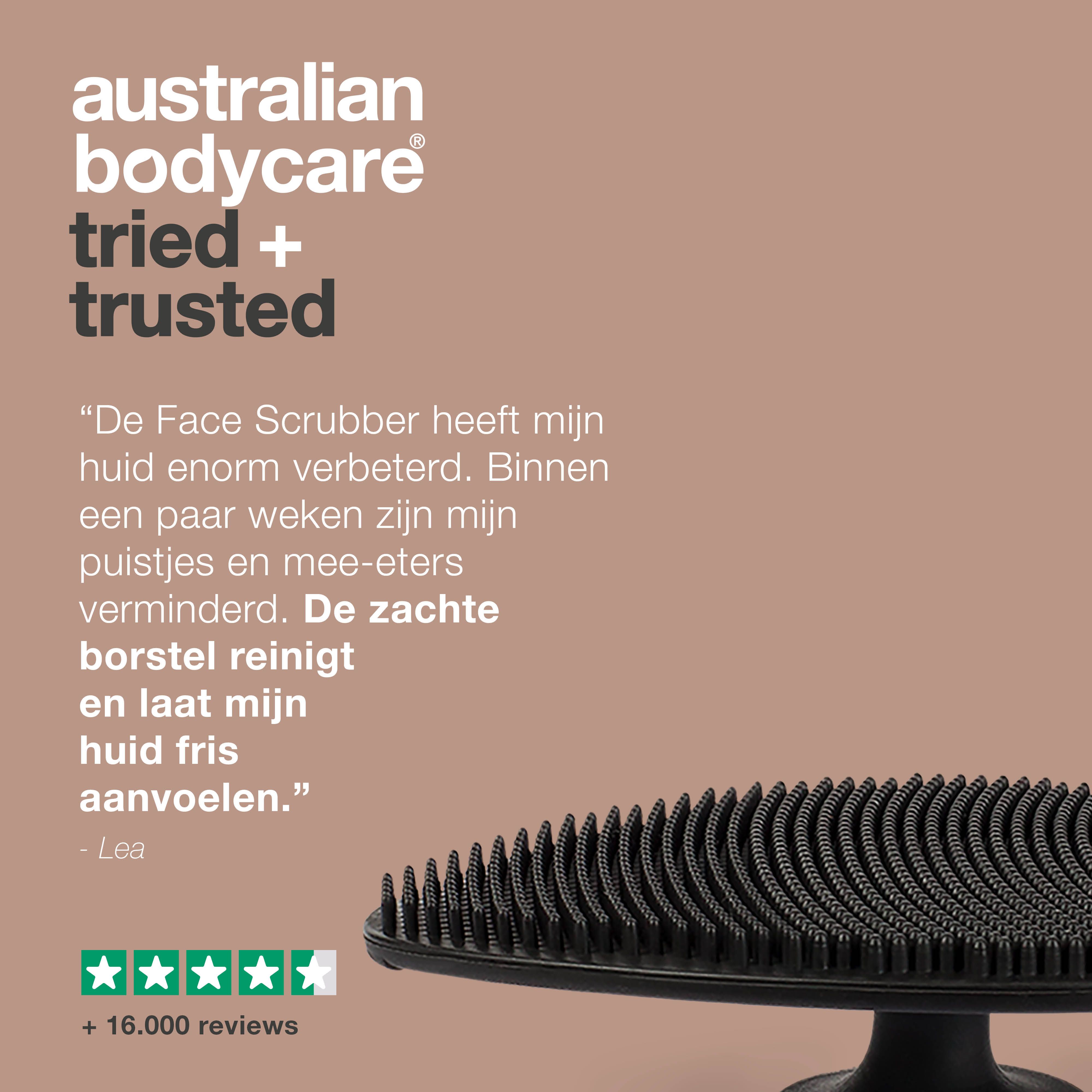 Klantbeoordeling. Zwarte, druppelvormige gezichtsborstel. Tekst: De gezichtsborstel heeft mijn huid echt geholpen.