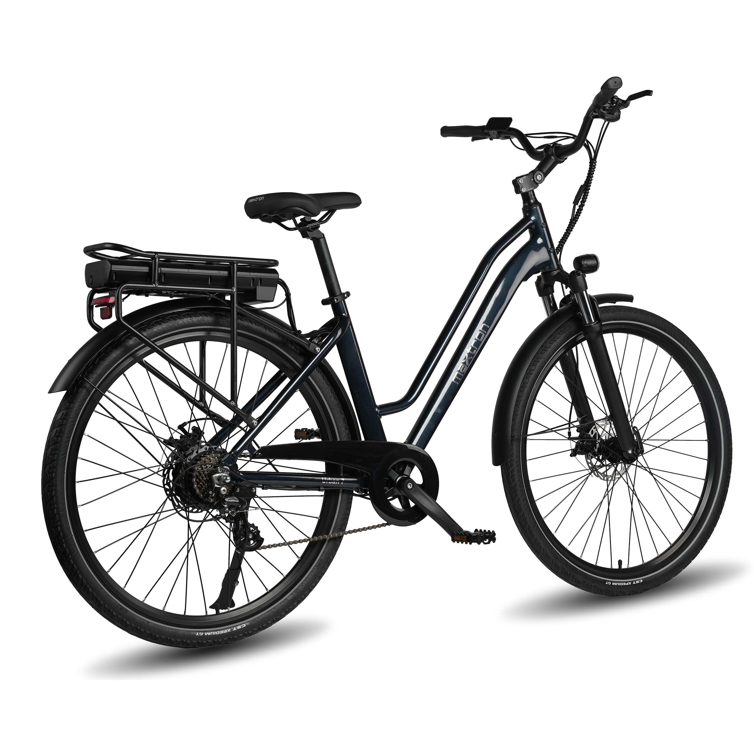 Zwarte e-bike met accu, bagagedrager, spatborden en 7 versnellingen. Maxtron-logo op het frame.