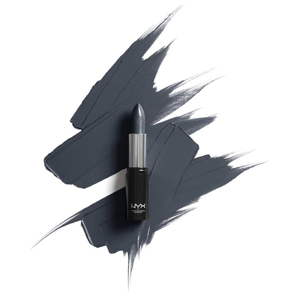 Rouge à lèvres bleu foncé sur traces de couleur. Étui noir avec bague argentée. Marque : NYX Professional Makeup.