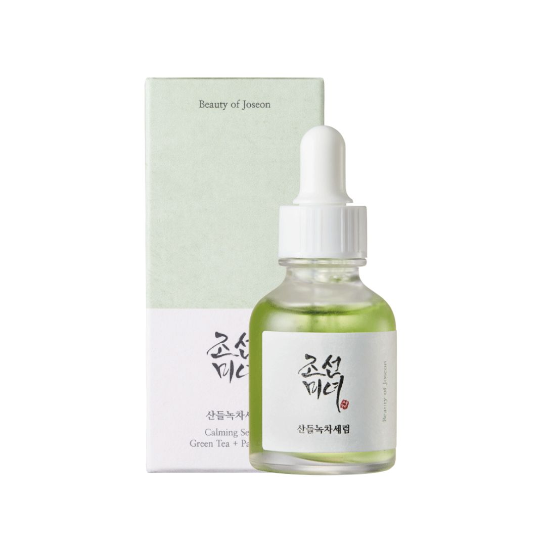 Flacon de sérum vert avec compte-gouttes blanc et boîte. Inscription : Beauty of Joseon, caractères coréens, Calming Serum.