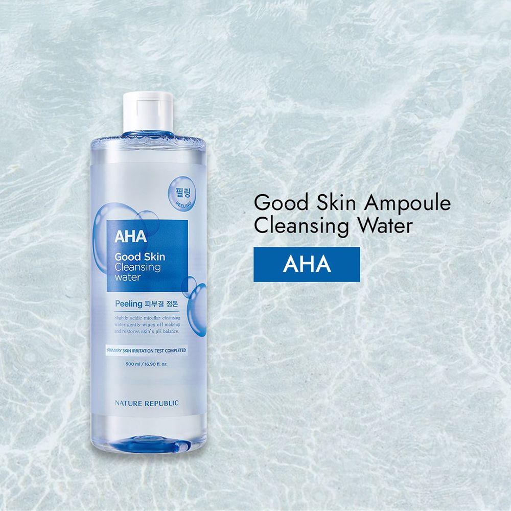 Flacon transparent avec étiquette bleue. Inscription: AHA Good Skin Ampoule Cleansing Water. Marque: NATURE REPUBLIC. Fond: texture d'eau.