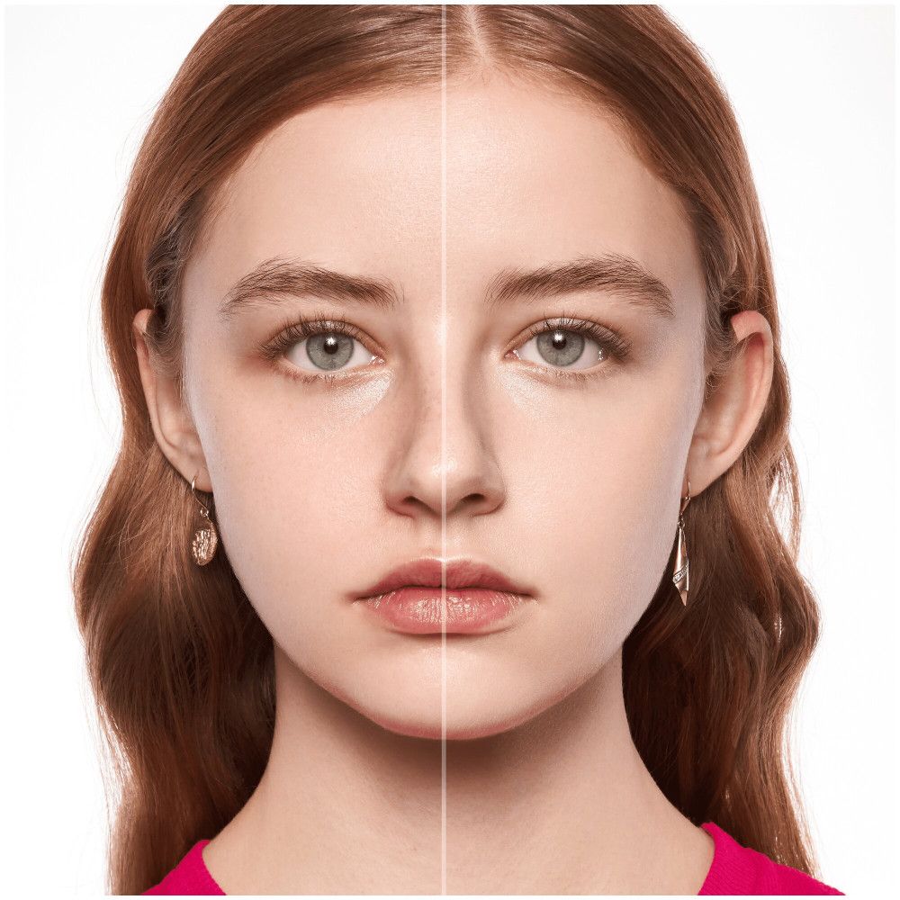 Visage de femme divisé. Gauche: sans maquillage. Droite: avec fond de teint. Différence de teint notable.