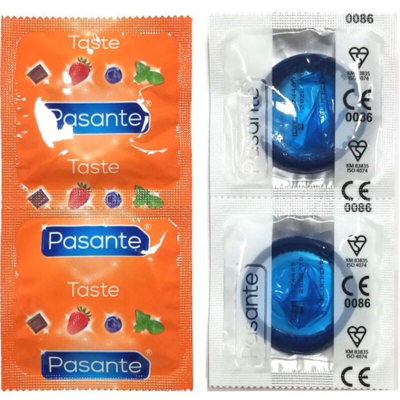 Deux emballages individuels de préservatifs. Sachet orange avec nom du produit et saveurs. À côté, deux emballages transparents avec préservatifs bleus.