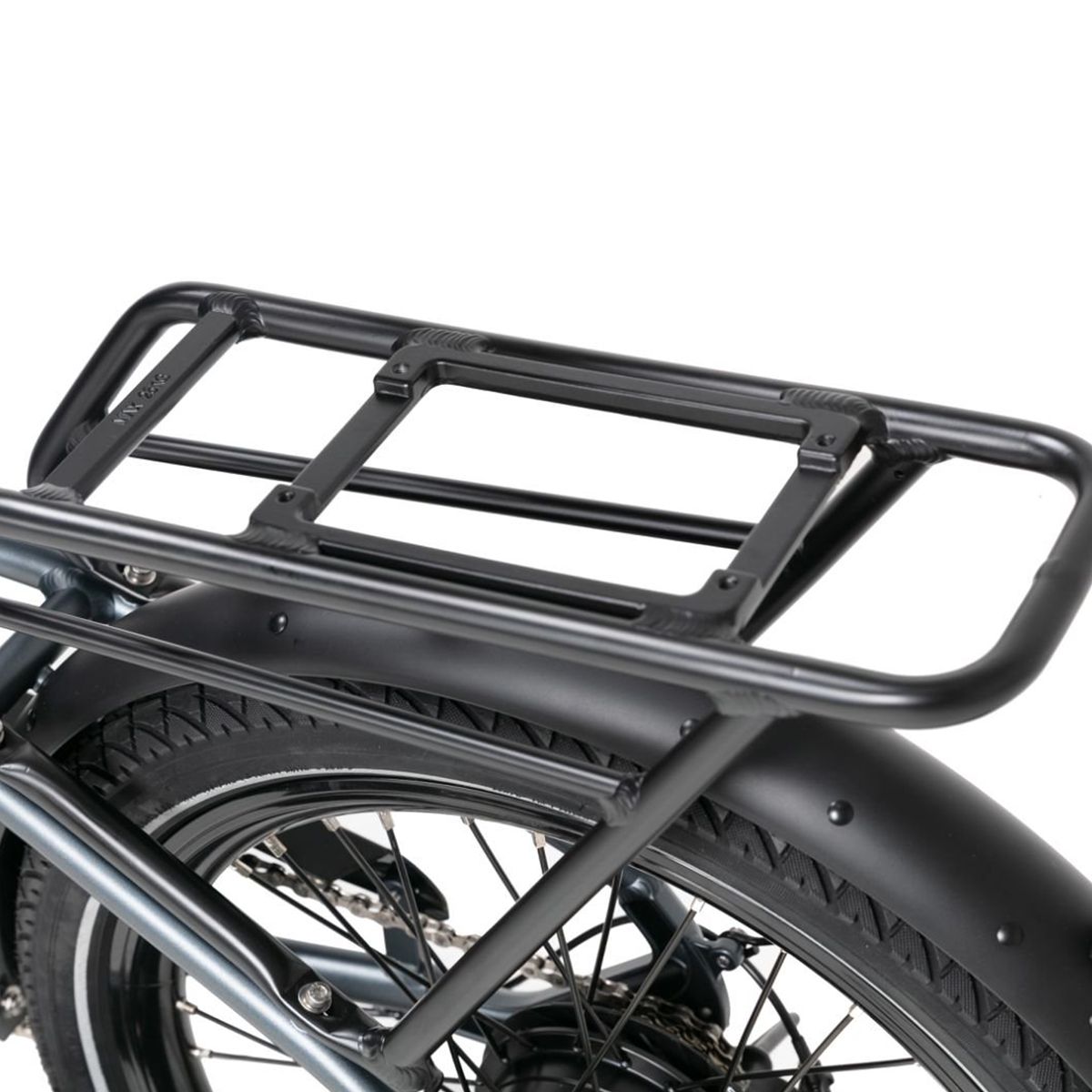 Bagagedrager op een fiets. Zwarte kleur. Achteraanzicht.