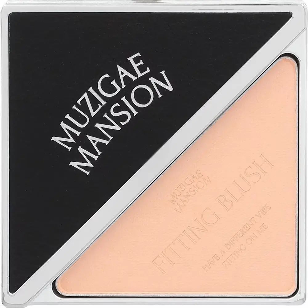 Poeder blush in vierkante compacte verpakking. Zwart deksel met MUZIGAE MANSION logo. Beige blush in driehoekige vorm.
