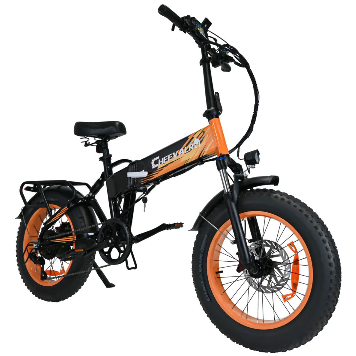 Vélo électrique noir et orange. Gros pneus, freins à disque, porte-bagages. Logo Cheevalry.