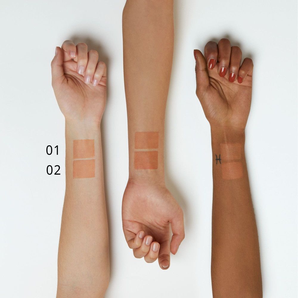 Trois bras avec bronzer appliqué. Les numéros de couleur 01 et 02 sont visibles.