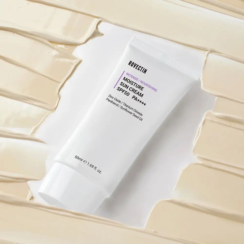 Witte tube ROVECTIN Intense Moisture Sun Cream SPF50+ PA++++ op crème achtergrond. Volumeaanduiding.