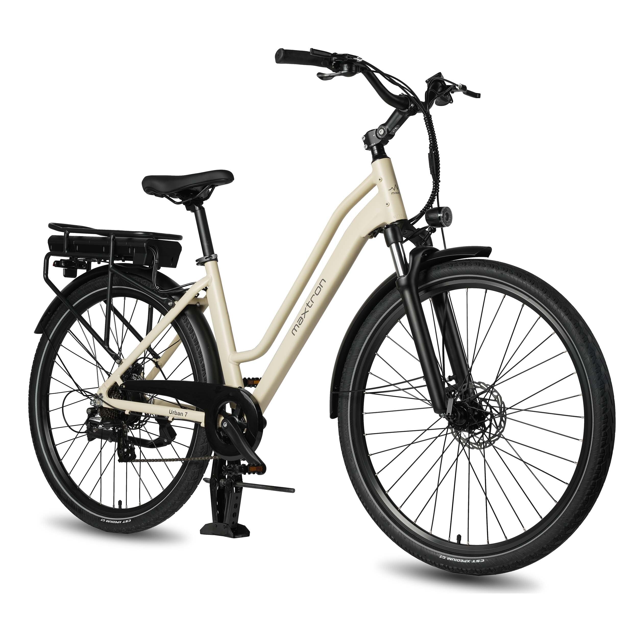 Lichtgekleurde e-bike met zwarte elementen. Zijaanzicht. Frame, wielen, spatborden, zadel en accu.