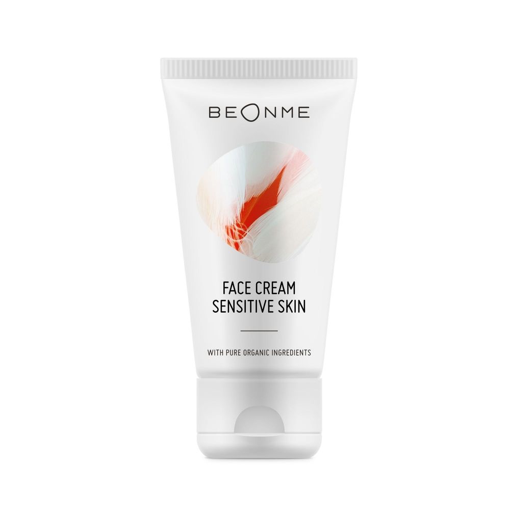 Witte tube met "BEONME" logo en "FACE CREAM SENSITIVE SKIN". Illustratie en tekst "WITH PURE ORGANIC INGREDIENTS".