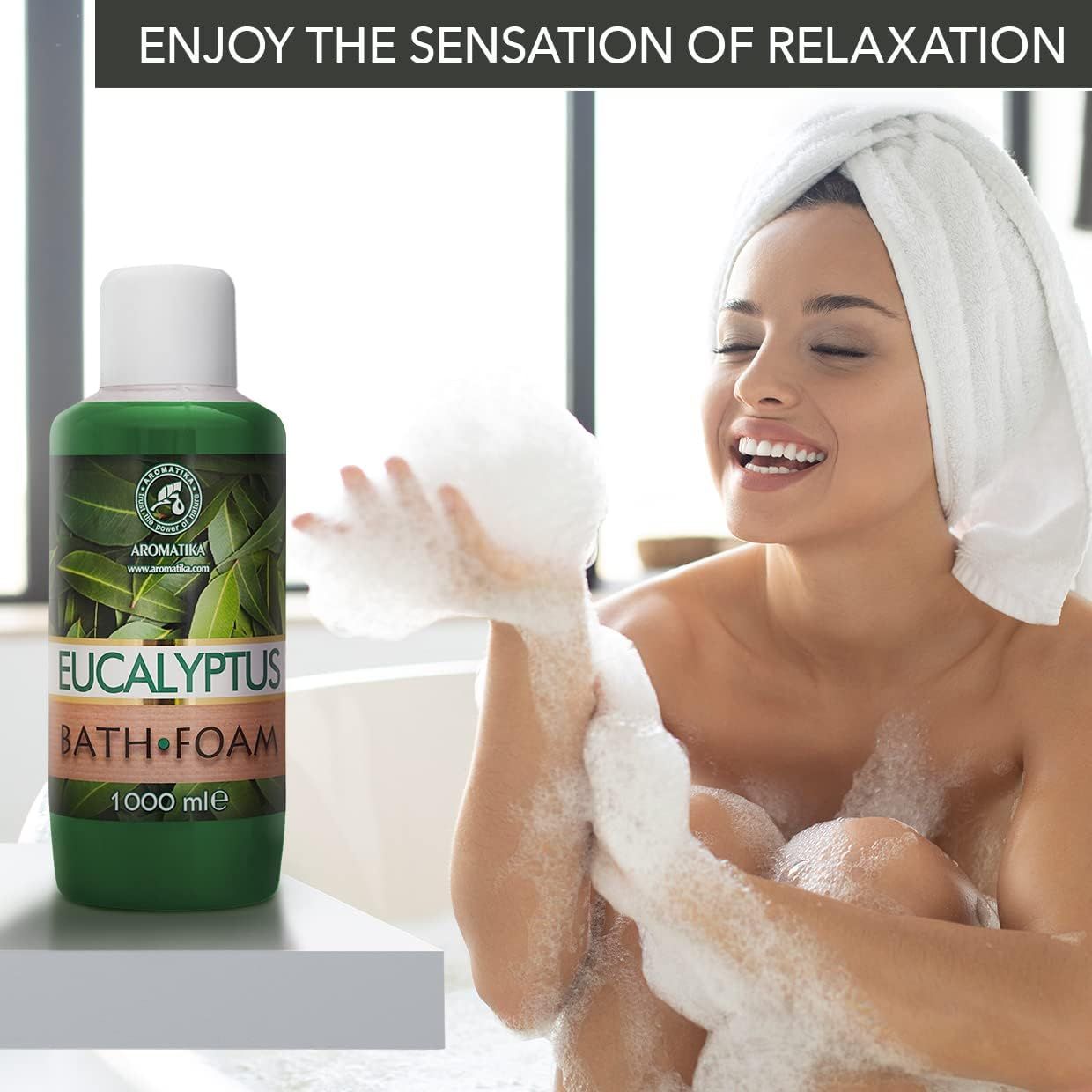 Vrouw met schuim in de badkuip, AROMATIKA Badschuim Eucalyptus 1000 ml.