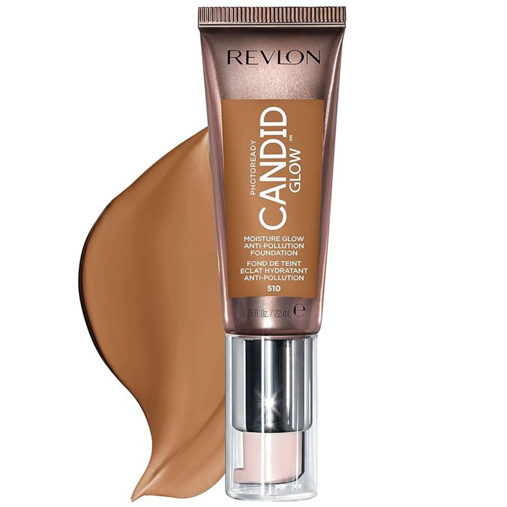 Foundation tube met productnaam en tint. Daarnaast een veeg foundation. Merk: Revlon.