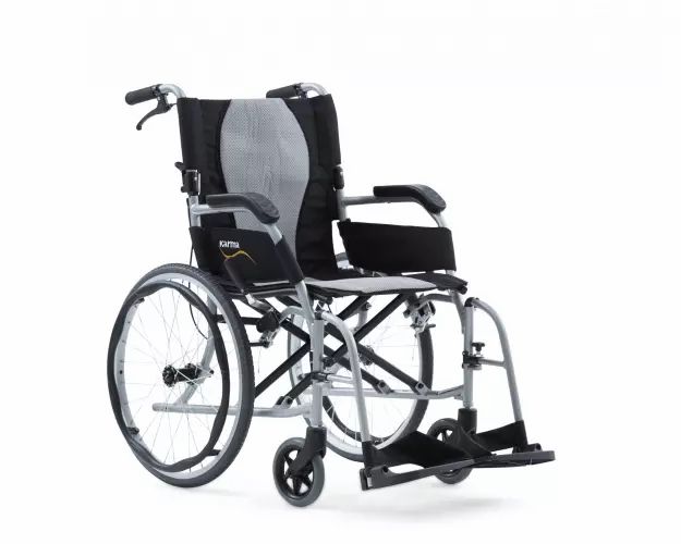 Fauteuil roulant léger en légère vue en perspective, avec siège et dossier rembourrés.