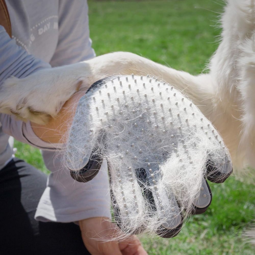 Gant de massage gris avec poils. Gant à picots. Lumière du jour vive.